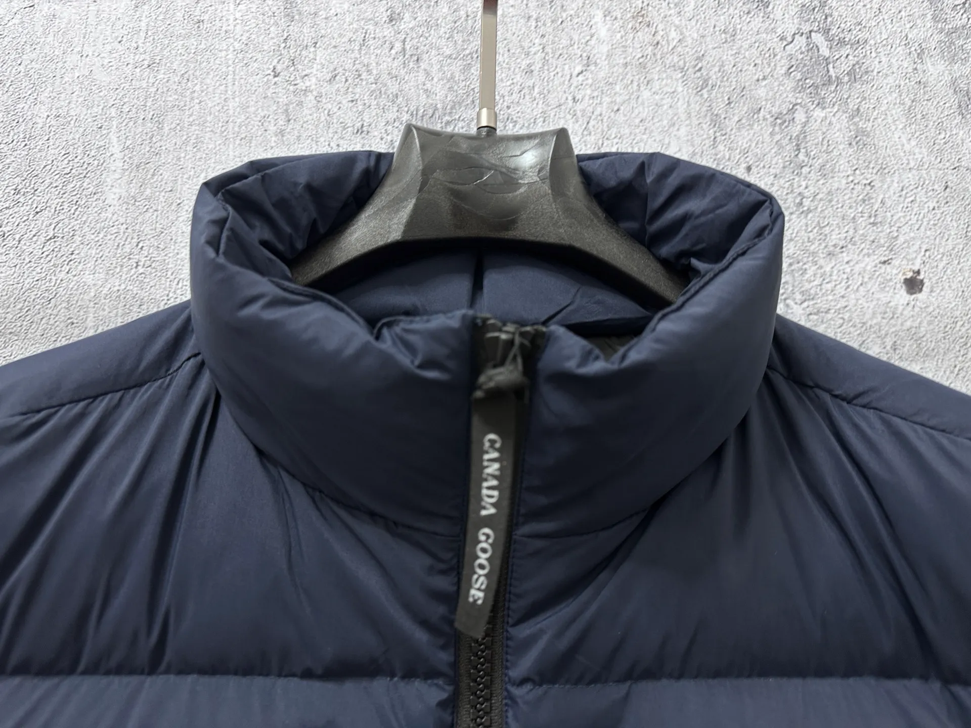 P560 【CANADA GOOSE】Lawrence Men's Down Vest The Lawrence down vest features a durable shell and quilted body, making it a must-have item for all seasons. It's made from sustainable Enduraluxe fabric, which has a durable soft touch. The Lawrence features a thoughtfully designed down-filled collar to block strong winds, a two-way zipper and a longer rear hem. Size: XS-XXL